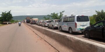 PHOTOS: Commuters trapped on flooded Abuja-Lokoja road 1 PHOTOS: Commuters trapped on flooded Abuja-Lokoja road