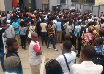 January 31 deadline: Customers throng banks, decry limited access to new banknotes 91 January 31 deadline: Customers throng banks, decry limited access to new banknotes