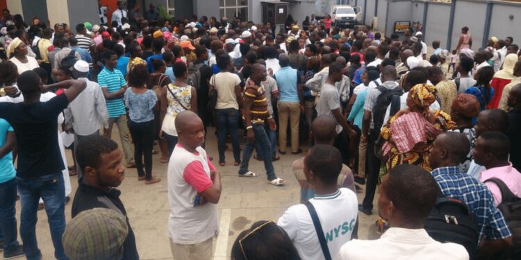 January 31 deadline: Customers throng banks, decry limited access to new banknotes