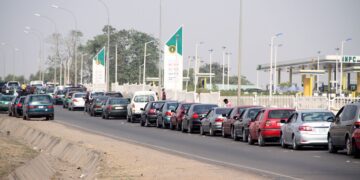 Many left stranded as long fuel queues hit Abuja, five other states 1 Many left stranded as long fuel queues hit Abuja, five other states