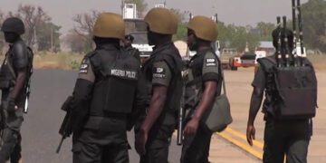 Suspected bandit meets waterloo in village settlement as police, vigilantes stop armed robbery on Kano-Zaria Highway 1 Suspected bandit meets waterloo in village settlement as police, vigilantes stop armed robbery on Kano-Zaria Highway