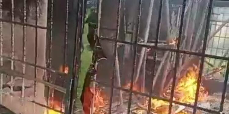 Explosion, protests, chaos trail resumption of Gov. Fubara sworn-in LGA chairmen 92 Explosion, protests, chaos trail resumption of Gov. Fubara sworn-in LGA chairmen