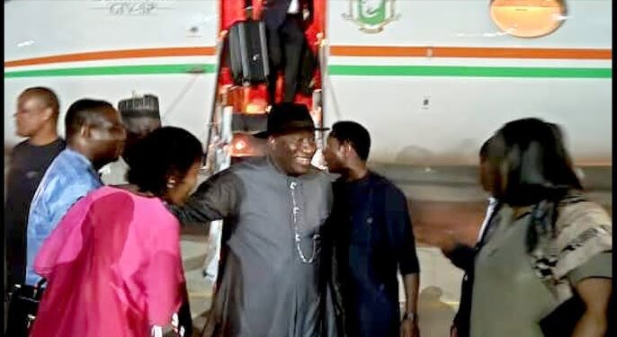 DIPLOMATIC ESCAPE: Goodluck Jonathan airlifted from coup-hit Guinea-Bissau as ECOWAS heads meet 92 DIPLOMATIC ESCAPE: Goodluck Jonathan airlifted from coup-hit Guinea-Bissau as ECOWAS heads meet
