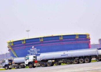 Dangote refinery warns coastal fuel logistics could push petrol prices toward ₦1,000 per litre