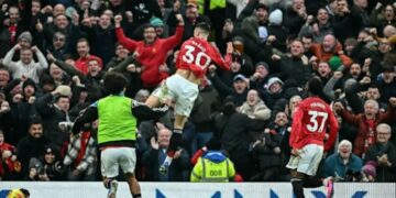 Carrick maintains perfect start as Manchester United edge Fulham 3-2