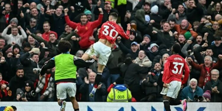 Carrick maintains perfect start as Manchester United edge Fulham 3-2