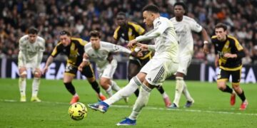 Mbappé penalty seals late Real Madrid win over nine-man Rayo Vallecano