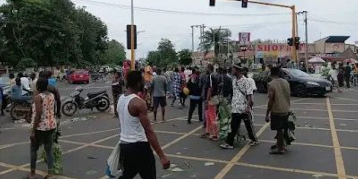Residents block roads in Akure over rising killings, abductions