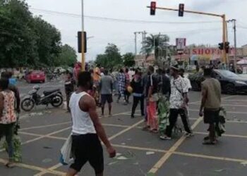 Residents block roads in Akure over rising killings, abductions