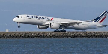 US tightens Ebola controls as Air France flight is diverted mid-route