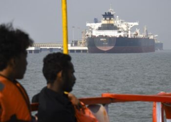 US warns shippers over Iran transit fees in unabating Strait of Hormuz tensions