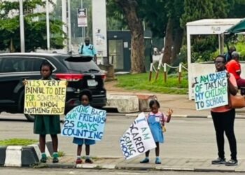 VIDEO: Abuja mother, three children stage protest over abducted Oyo pupils, teachers and principal 96 VIDEO: Abuja mother, three children stage protest over abducted Oyo pupils, teachers and principal
