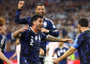 Argentina edge England to book second straight World Cup final