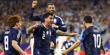 Argentina edge England to book second straight World Cup final