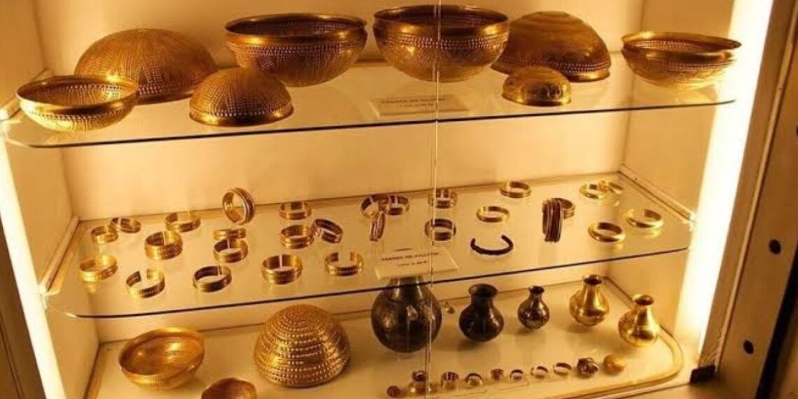 Bronze Age gold treasure stolen in four-minute raid at Spanish museum