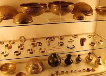 Bronze Age gold treasure stolen in four-minute raid at Spanish museum
