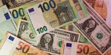 Dollar global index rises 0.26% as euro slips on French unrest, surging energy costs