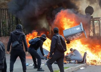 French student protests escalate as 400 schools remain closed