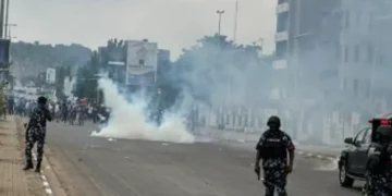 #FearlessInOctober Protest: Police launch teargas cannisters around Abuja market area