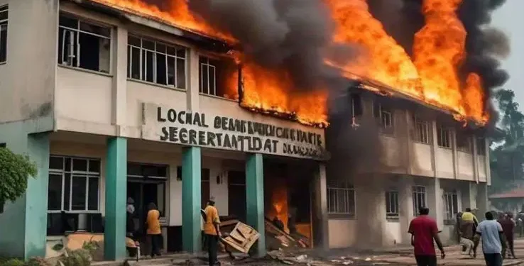 Gov. Fubara’s camp says no to ‘declaration of emergency’ as five killed, secretariats set ablaze in Rivers
