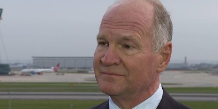 Heathrow Airport defends shutdown decision in growing backlash 92 Heathrow Airport defends shutdown decision in growing backlash