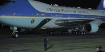 Electrical glitch on U.S president’s Air Force One sparks ‘aging airplane’ debate