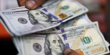 Dollar strengthens as markets brace for Trump address