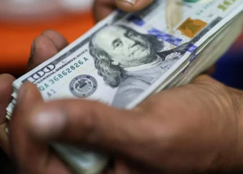 Dollar stays strong near two-week high as markets stay cautious